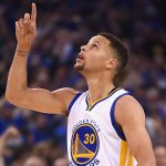 NBA – Top 10 de la nuit : Pour Stephen Curry, la ligne à 3 points commence à partir du logo central