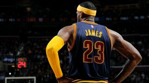 NBA – L&rsquo;incroyable QI basket de Lebron James démontré en deux actions