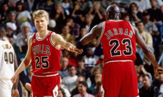 NBA – Steve Kerr remet en cause les propos de Jordan dans The Last Dance Steve Kerr a raconté comment une bagarre lui a permis de gagner la confiance de Michael Jordan