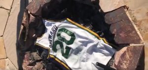 Insolite – Un fan du Jazz fait un barbecue avec le maillot de Gordon Hayward