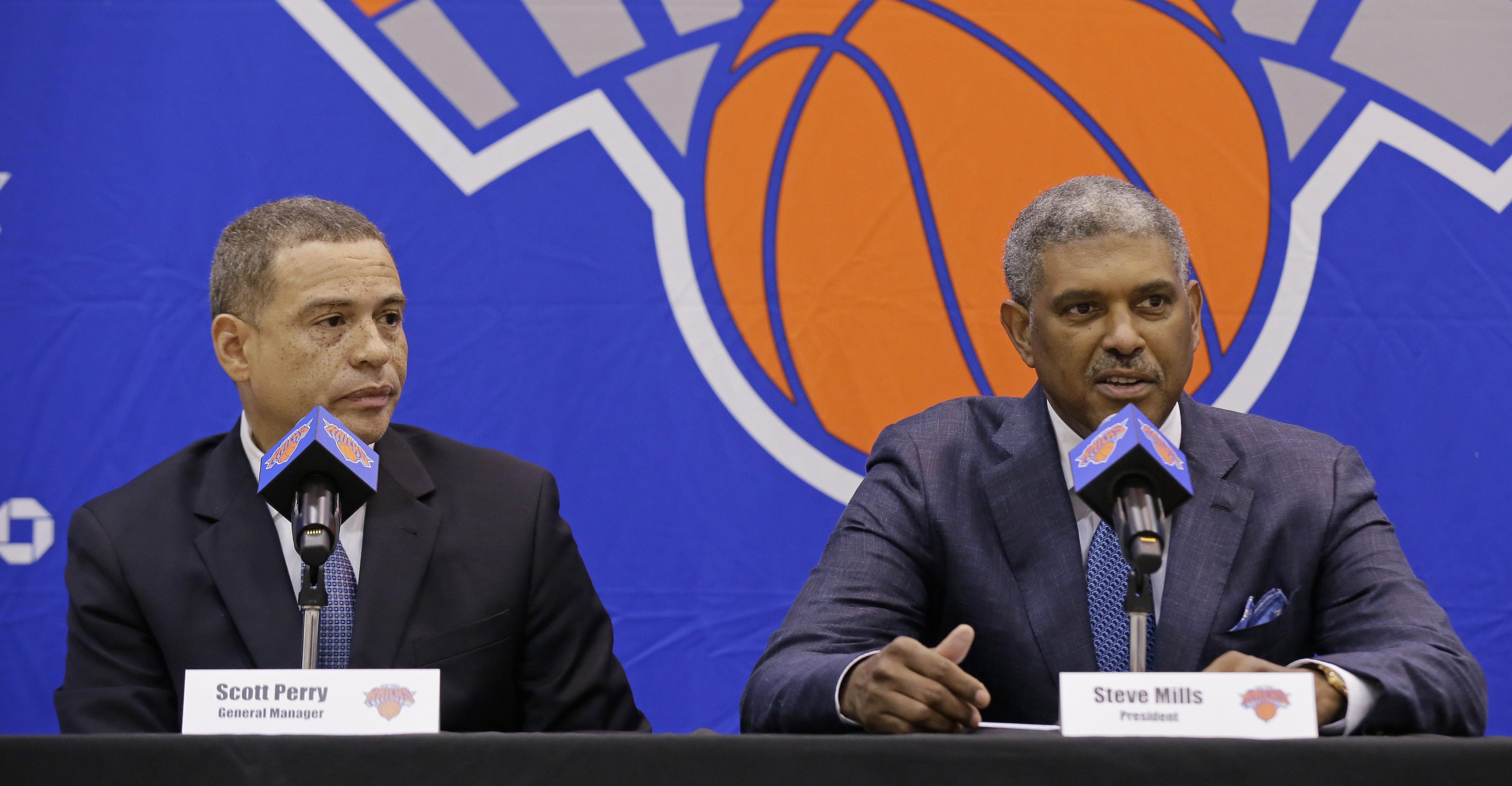 Scott Perry et Steve Mills en conférence de presse pour les New York Knicks
