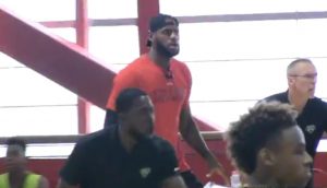 Insolite – LeBron James hyperactif au match de son fiston !