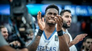 Mondial – Thanasis explose sur la grosse action de Giannis !