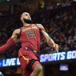 NBA – Top 10 de la nuit : LeBron James plie en deux les Sixers