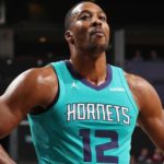 NBA – Top 10 de la nuit : Dwight Howard dépose un cross sur Nikola Vucevic, bienvenue dans le monde parallèle