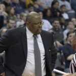 Insolite – Patrick Ewing fait le buzz en taclant son joueur pendant un temps mort