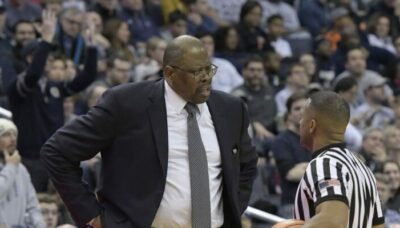 Insolite – Patrick Ewing fait le buzz en taclant son joueur pendant un temps mort