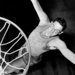 NBA – Découvrez George Mikan, icône éternelle du basket, des Lakers, père du sky hook