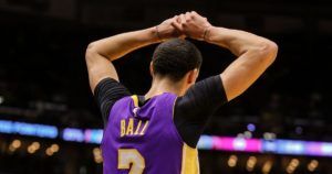 NBA – Nouveau pépin au genou pour Lonzo Ball