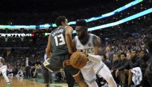 NBA – Effrayante chute pour Jaylen Brown !