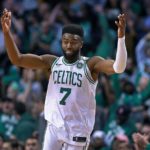 NBA – Jaylen Brown plus jeune joueur des Celtics à scorer 30 points en playoffs