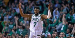 NBA – Jaylen Brown plus jeune joueur des Celtics à scorer 30 points en playoffs