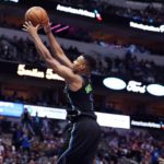NBA – Top 10 de la nuit : Dennis Smith Jr. s’envoie en alley-oop, tout seul.