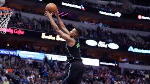 NBA – Top 10 de la nuit : Dennis Smith Jr. s’envoie en alley-oop, tout seul.