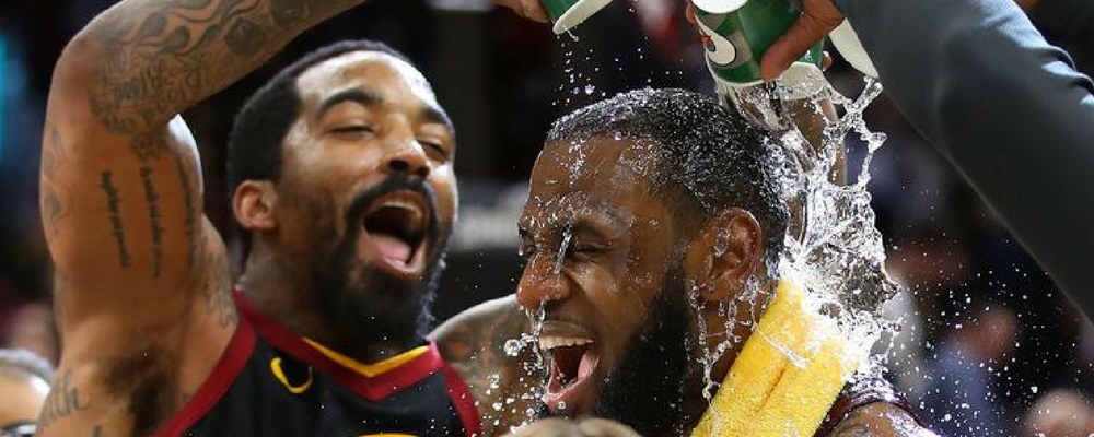 NBA - Quand le monde réagit au panier incroyable de LeBron James