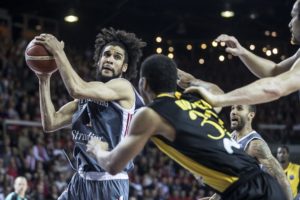 BCL – Top 10 des 1/4 de finale : Le contre fabuleux de Justin Sears, la vista de DJ Cooper