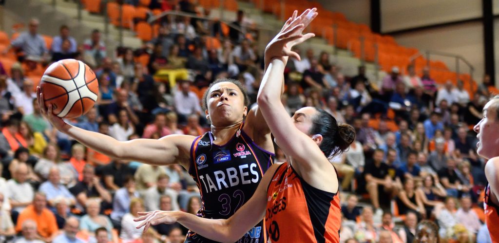 Une joueuse de Tarbes aux prises avec une joueuse de Bourges.