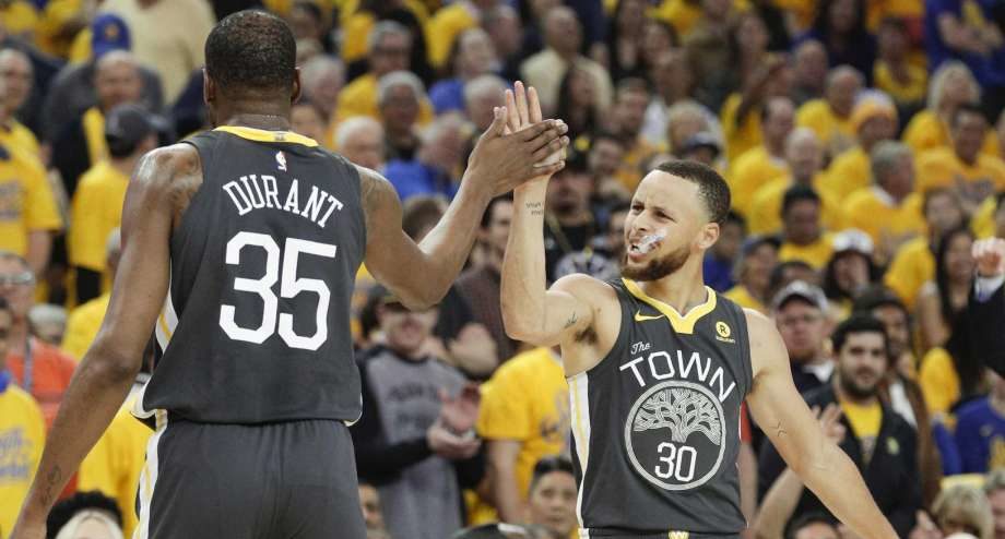 Kevin Durant et Stephen Curry sous le maillot des Warriors