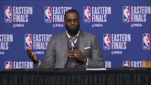 Insolite – LeBron James active le mode robot en conférence de presse