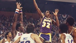 NBA – Le jour où Magic, meneur rookie, jouait pivot en Finales… et laminait les 76ers