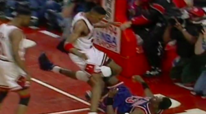 NBA – 20 mai 1994 : Pippen envoie Pat Ewing 3 mètres derrière le cercle !