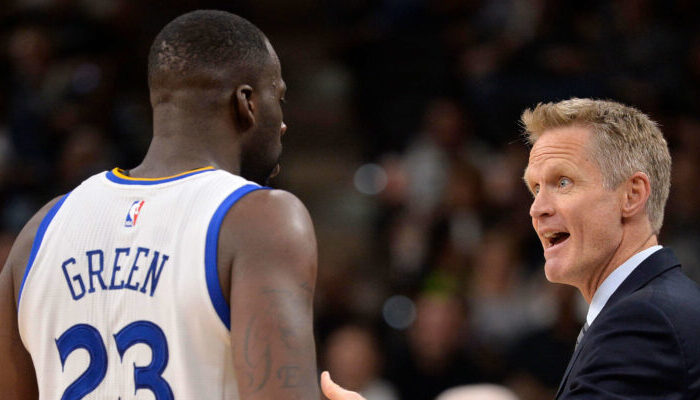 Draymond Green et Steve Kerr en pleine discussion