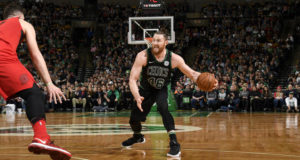 NBA – Aron Baynes reste aux Celtics