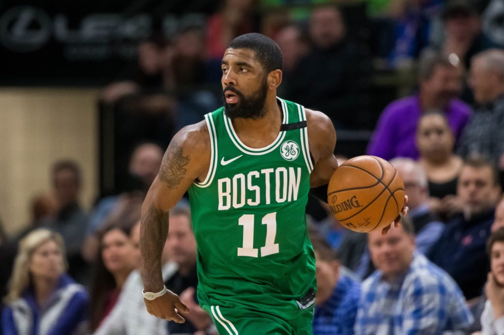 Kyrie Irving à la mène sous le maillot des Boston Celtics