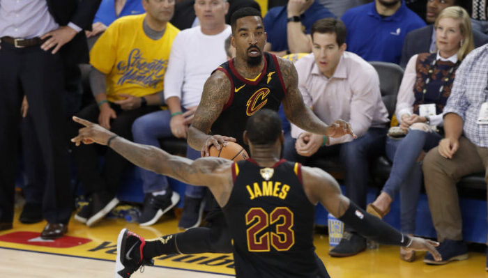 J.R. Smith, ballon en main, se fait disputé par son coéquipier LeBron James, lors du match 1 des Finales 2018 opposant les Golden State Warriors aux Cleveland Cavaliers.