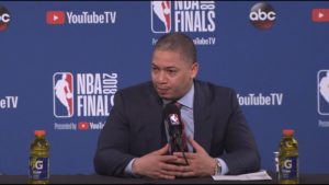 NBA – Tyronn Lue sur LeBron James : « faire ce qu&rsquo;il a fait ce soir et se faire voler, ce n&rsquo;est pas normal »