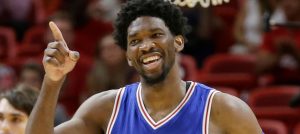 Insolite – Embiid n&rsquo;accepte pas les comparaisons avec Ayton et trashtalk d&rsquo;entrée !