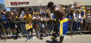 NBA – Insolite : Quand Jordan Bell chambre les Cavs avec… un balai