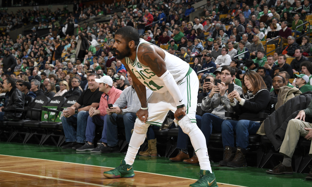 Kyrie Irving avec le maillot des Celtics