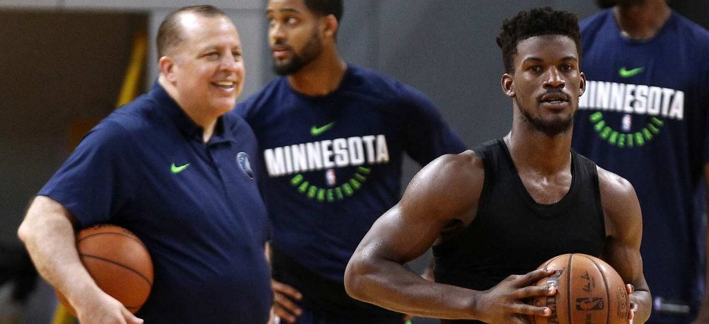 Tom Thibodeau et Jimmy Butler à l'entraînement avec les Wolves