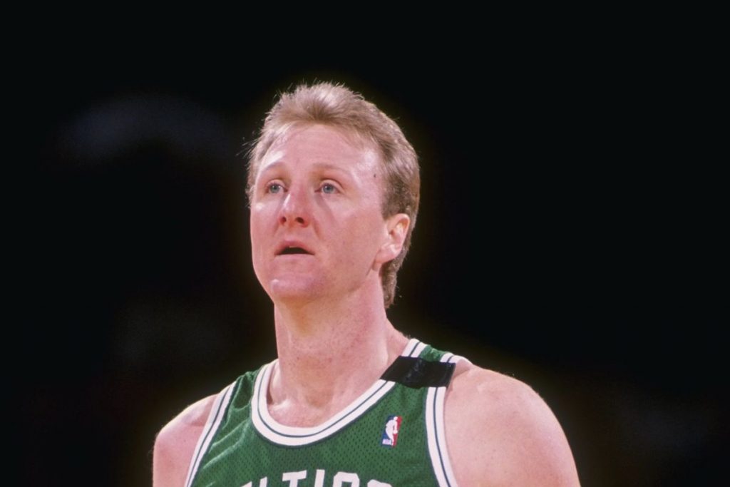 Larry Bird est le moteur des Boston Celtics pendant la grande bataille des années 1980 face aux Lakers.