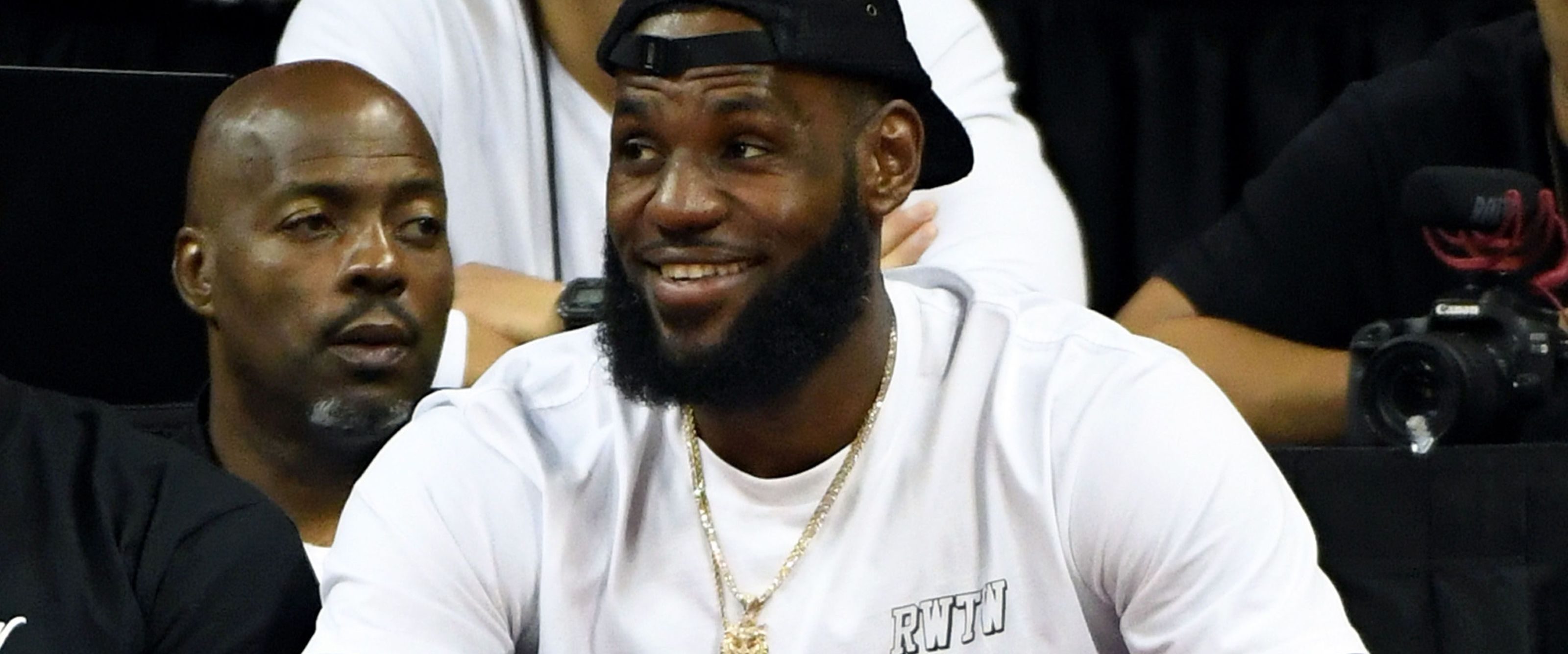 LeBron James rigole en tenue de ville