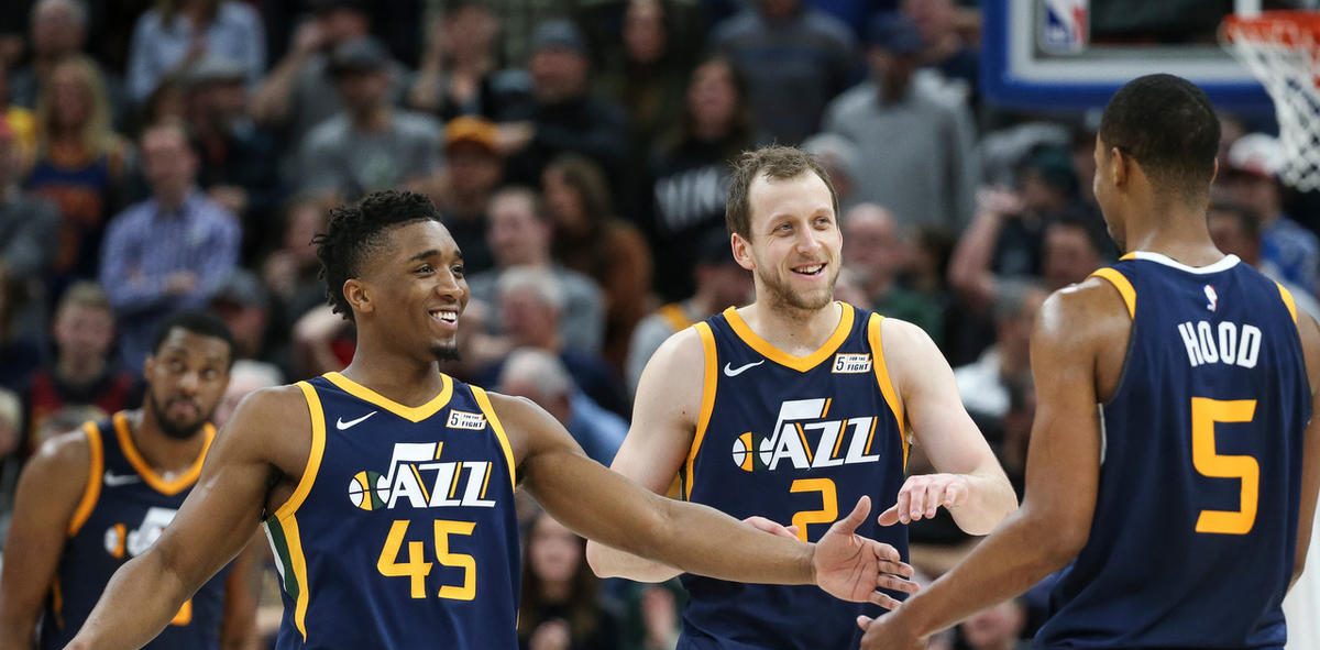 Donovan Mitchell et Joe Ingles félicitent Rodney Hood.