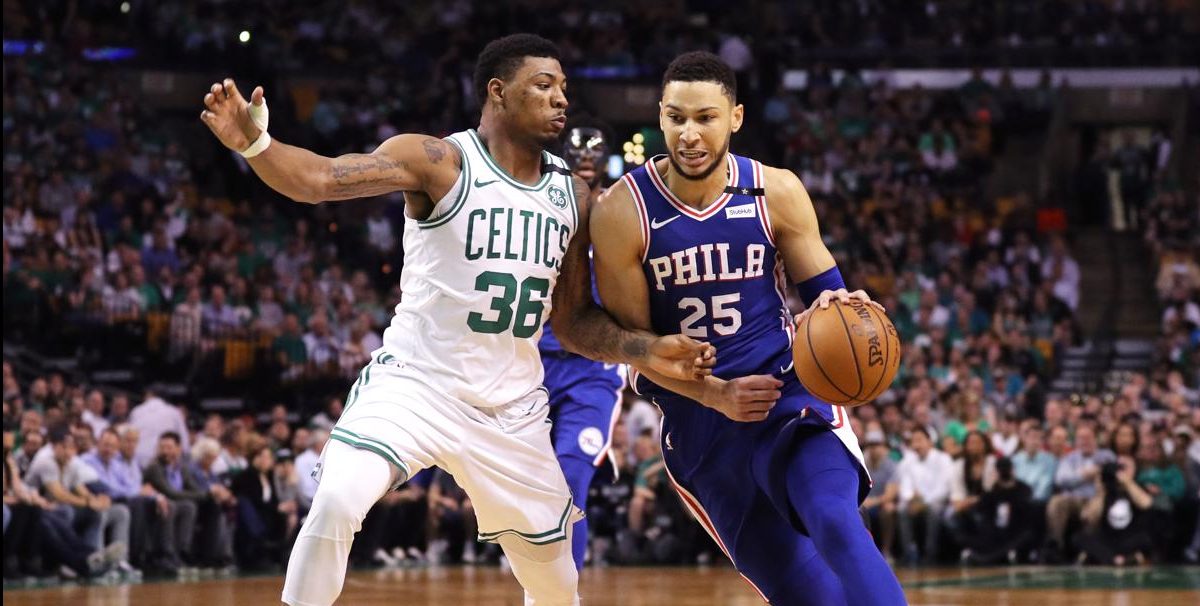 Ben Simmons sous le maillot des Sixers, face à Marcus Smart