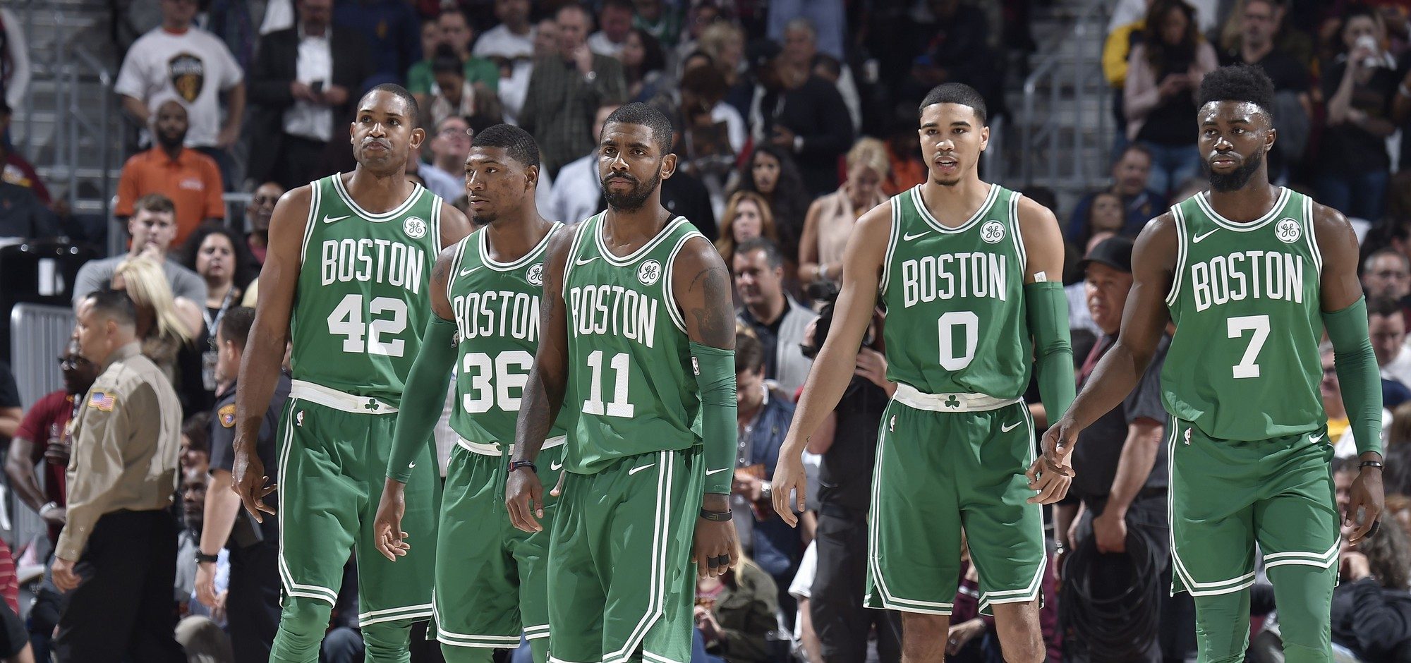 Al Horford, Marcus Smart, Kyrie Irving, Jayson Tatum et Jaylen Brown sous le maillot des Celtics.