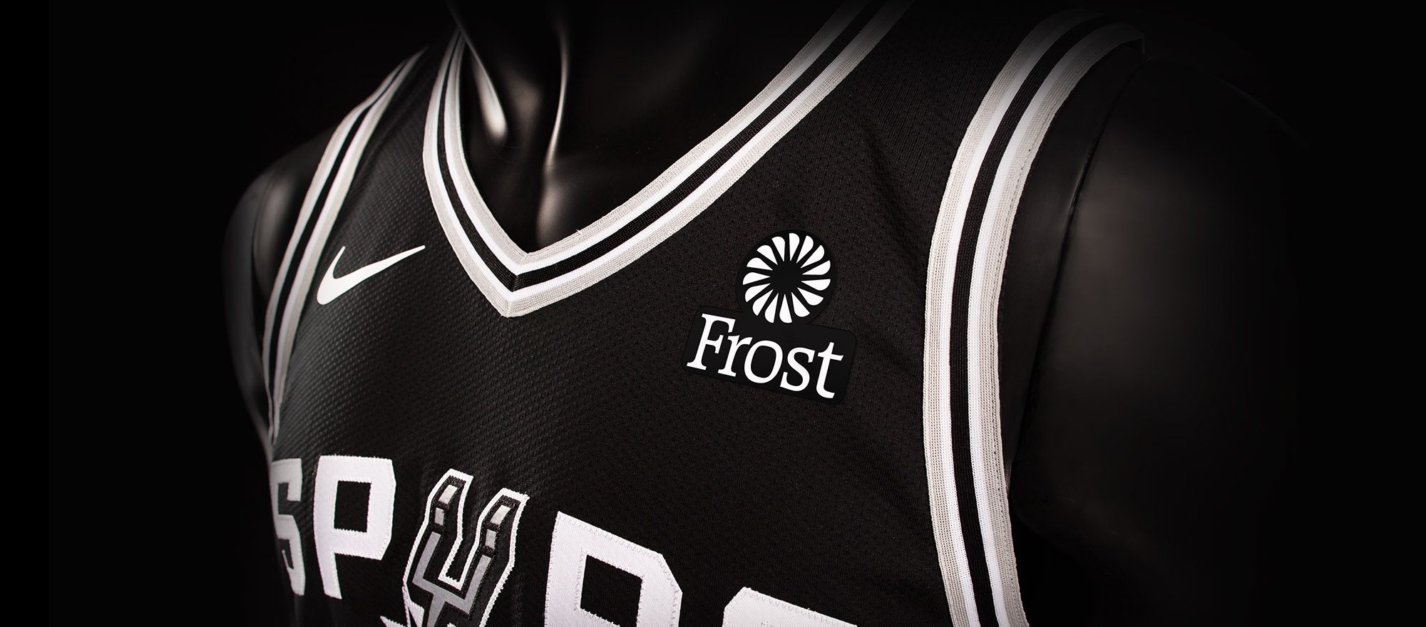 Le nouveau maillot des Spurs, avec le logo de Frost Bank.