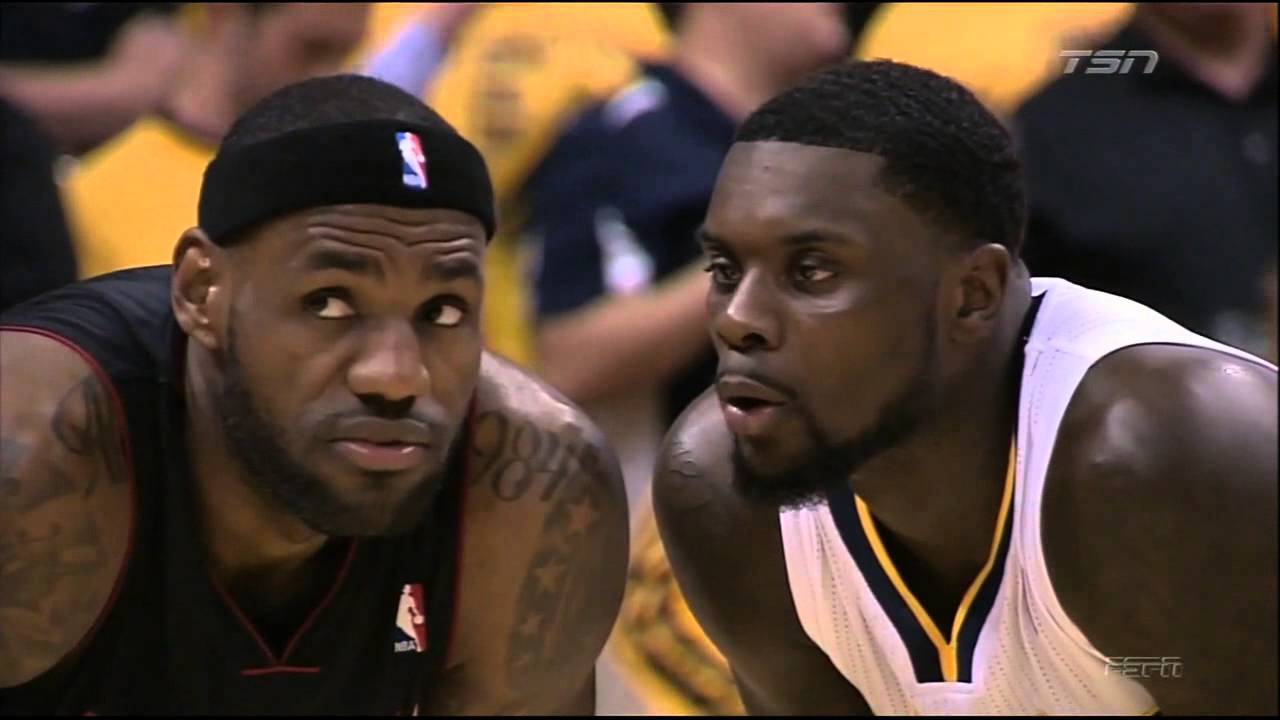 Lance Stephenson, sous le maillot des Pacers, souffle dans l'oreille de LeBron James.