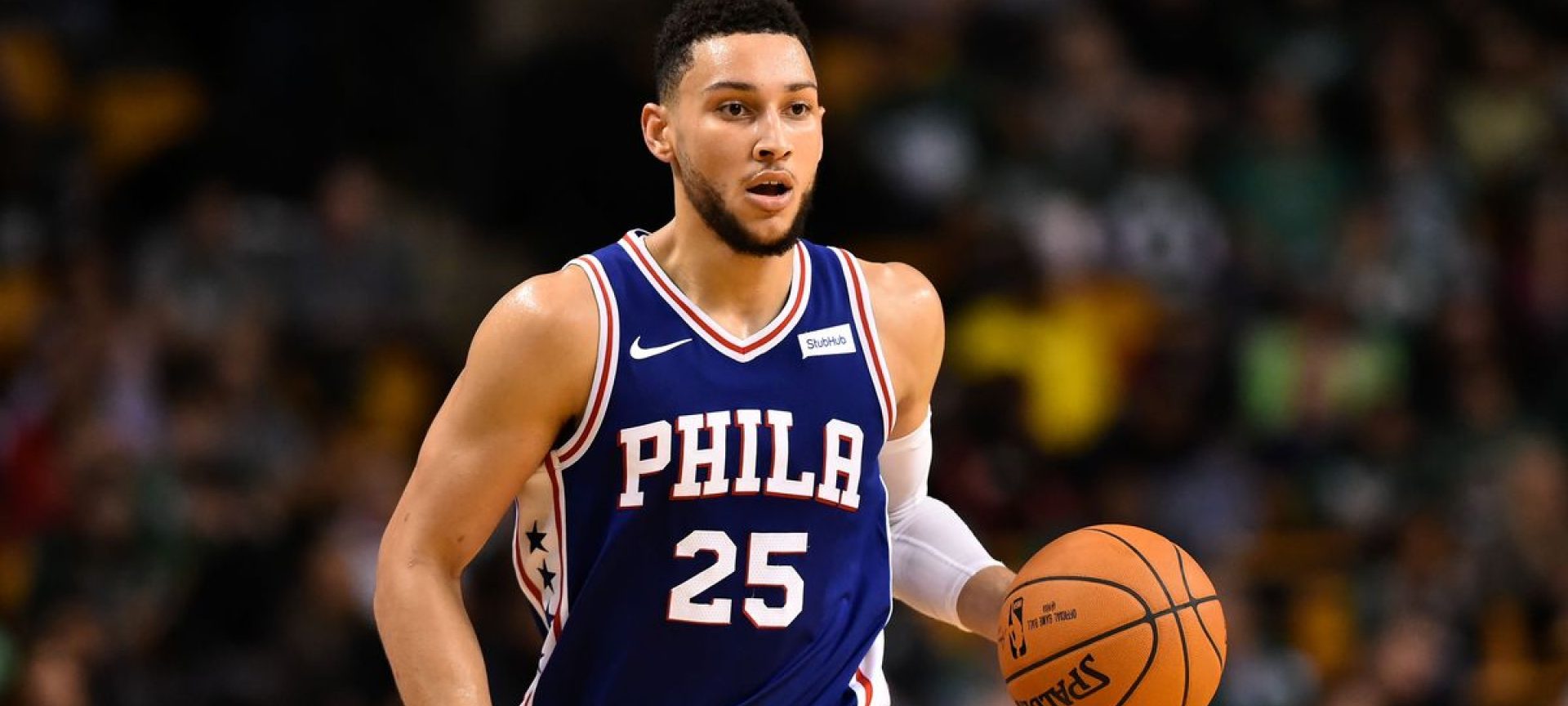 Ben Simmons, balle en main, sous le maillot des Sixers.