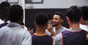 Insolite – Stephen Curry s’éclate en tant que coach à son camp d’entrainement !