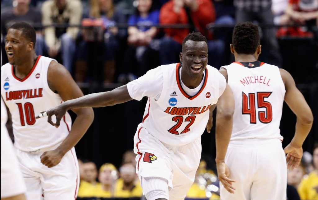 Deng Adel sous le maillot de son université de Louisville, à côté de Donovan Mitchell