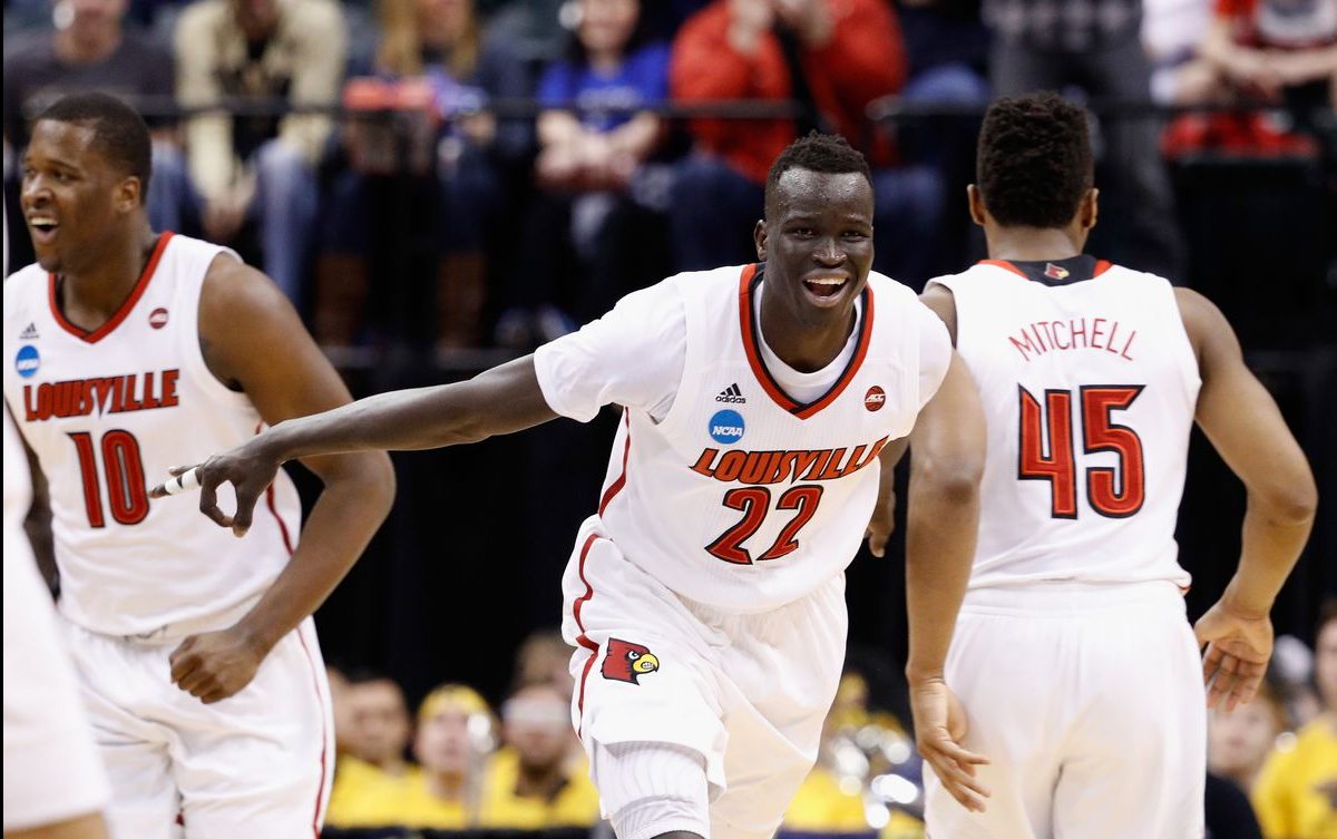 Deng Adel sous le maillot de son université de Louisville, à côté de Donovan Mitchell