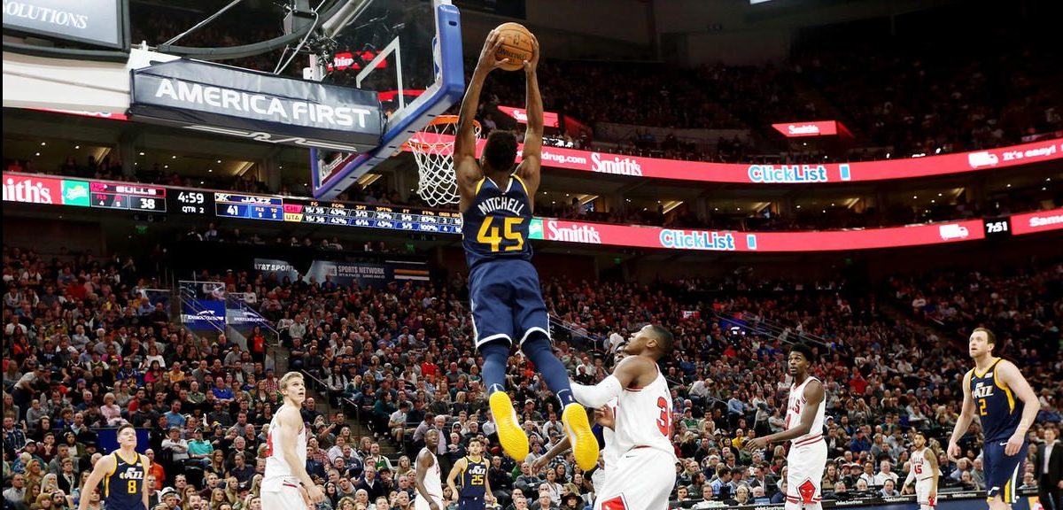 Donovan Mitchell en plein dunk contre Chicago