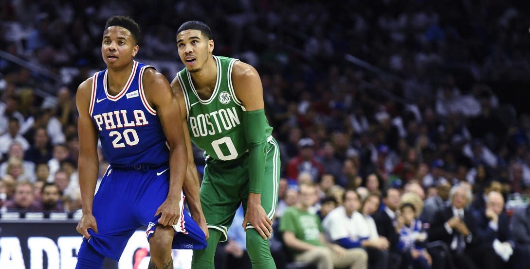 Markelle Fultz et Jayson Tatum lors d'un match de la saison 2017-18