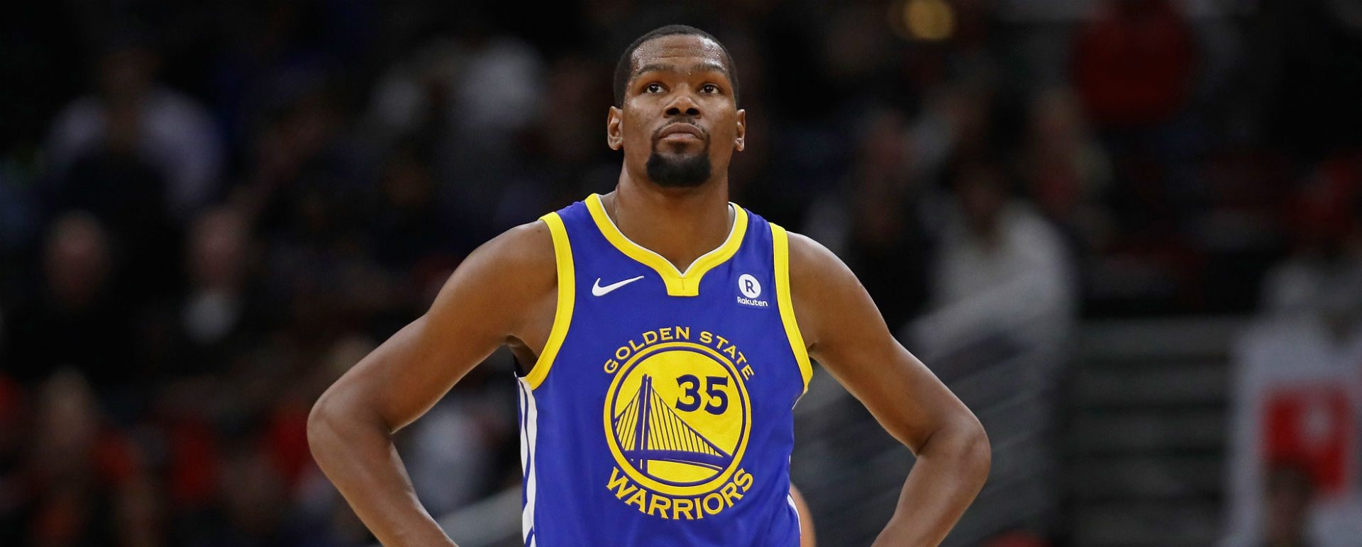 Kevin Durant, mains sur les hanches, sous le maillot des Warriors.