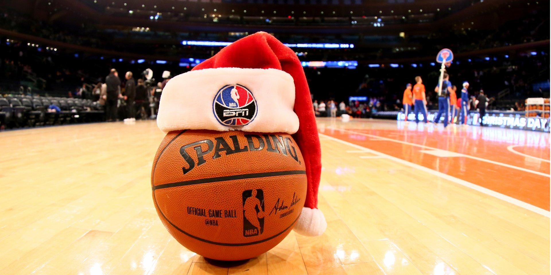 Un ballon Spalding affublé d'un bonnet à l'occasion des fêtes de Noël