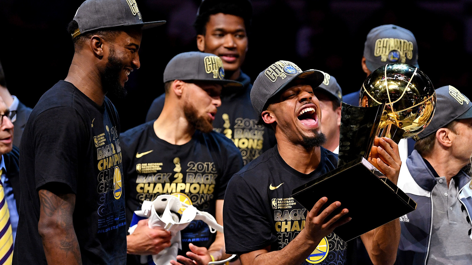 Nick Young avec le trophée NBA, à côté de Stephen Curry